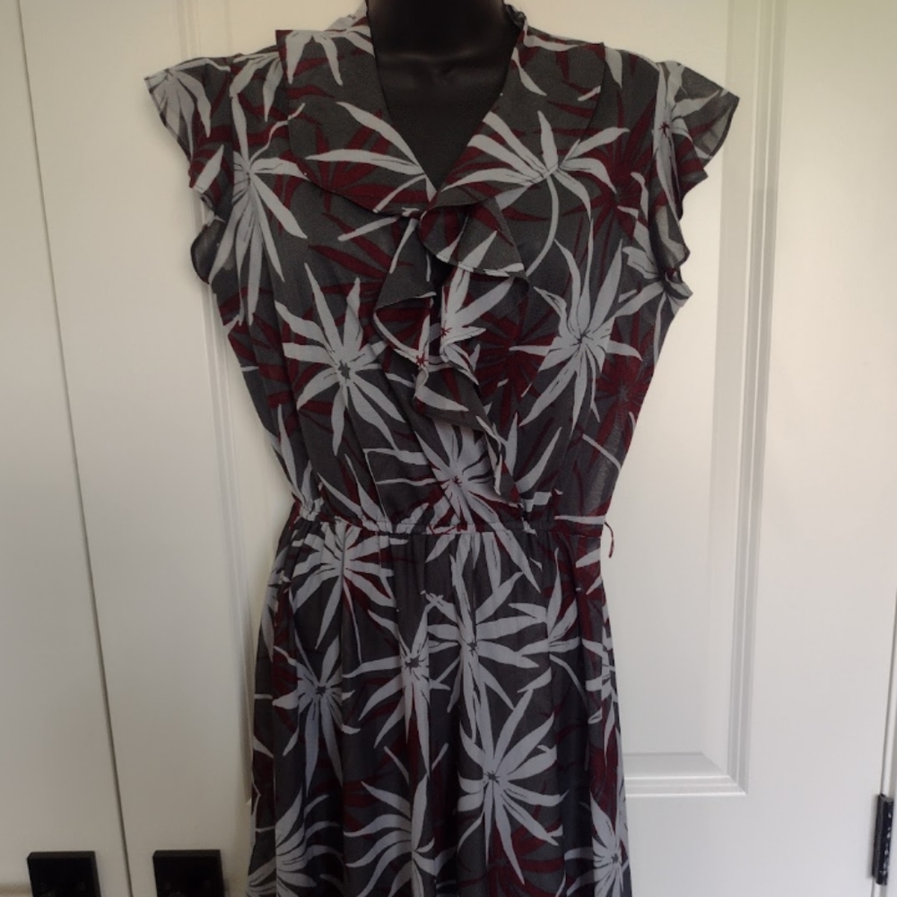 Juniors 13/14 gray print flutter sleeve dress.